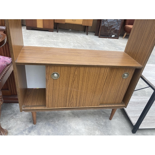 3012 - A RETRO TEAK EFFECT OPEN DISPLAY UNIT WITH SLIDING DOORS TO BASE, 35.5