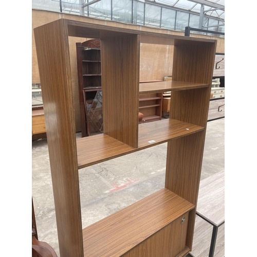 3012 - A RETRO TEAK EFFECT OPEN DISPLAY UNIT WITH SLIDING DOORS TO BASE, 35.5