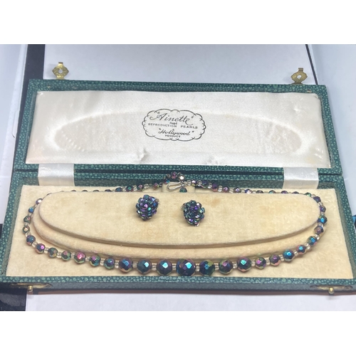 585 - A BOXED VINTAGE NECKLACE AND EARRING SET