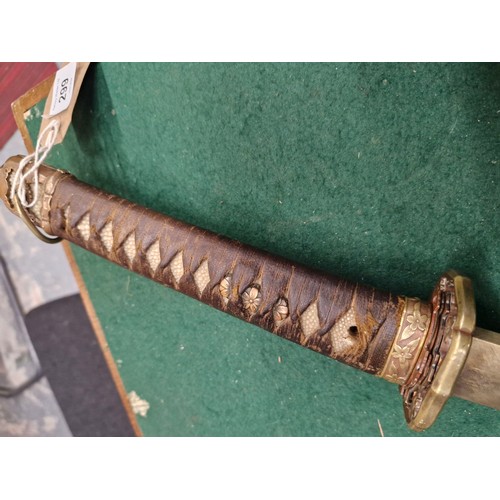 299 - A WORLD WAR II SHOWA PERIOD OFFICERS SWORD, 68CM BLADE, SIGNED TANG, REGULATION FITTINGS, LENGTH 94C... 