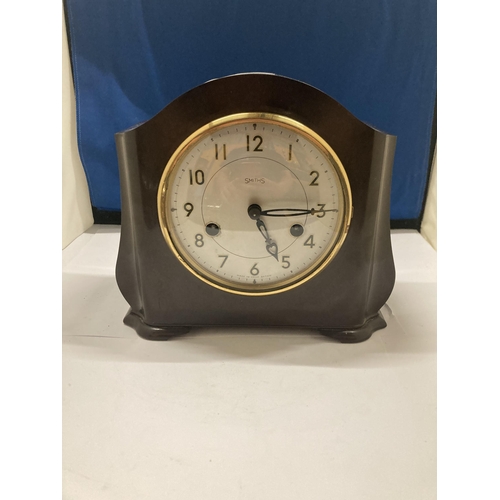 81 - A VINTAGE BAKELITE CASED SMITH'S MANTLE CLOCK COMPLETE WITH KEY AND PENDULUM