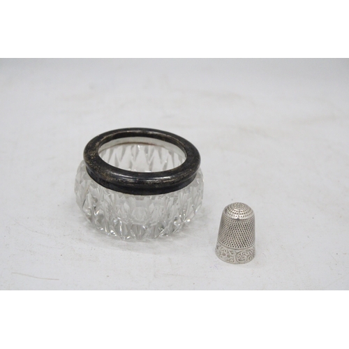 87 - A CHESTER HALLMARKED CHARLES HORNER THIMBLE PLUS A GLASS SALT WITH A HALLMARKED LONDON RIM