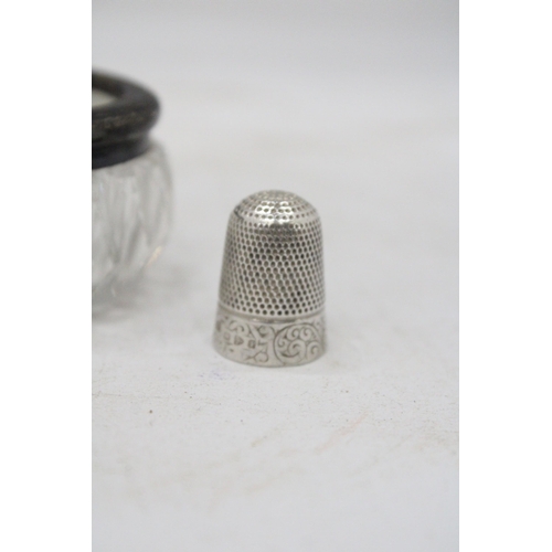 87 - A CHESTER HALLMARKED CHARLES HORNER THIMBLE PLUS A GLASS SALT WITH A HALLMARKED LONDON RIM