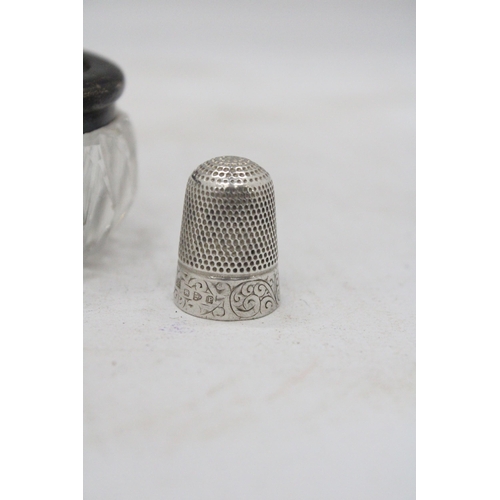 87 - A CHESTER HALLMARKED CHARLES HORNER THIMBLE PLUS A GLASS SALT WITH A HALLMARKED LONDON RIM