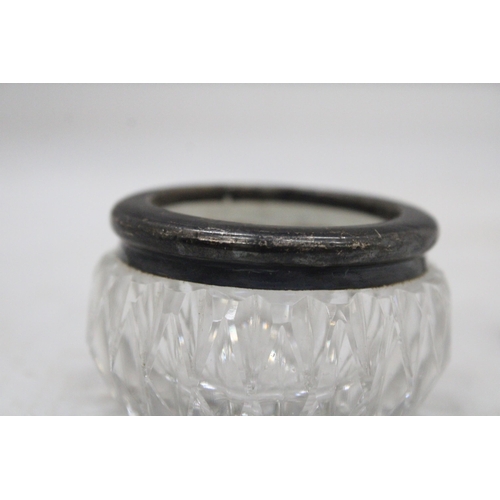 87 - A CHESTER HALLMARKED CHARLES HORNER THIMBLE PLUS A GLASS SALT WITH A HALLMARKED LONDON RIM