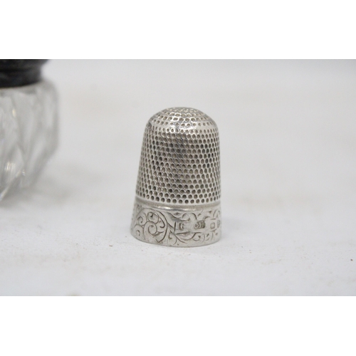 87 - A CHESTER HALLMARKED CHARLES HORNER THIMBLE PLUS A GLASS SALT WITH A HALLMARKED LONDON RIM