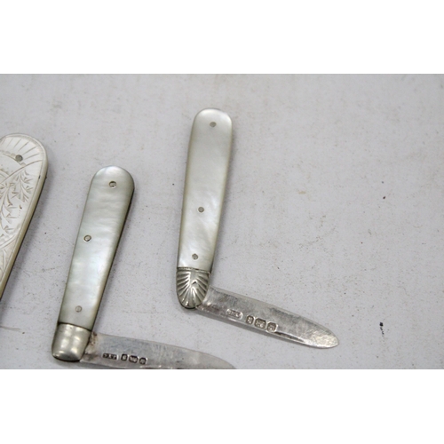 89 - FOUR STERLING SILVER AND MOTHER OF PEARL FRUIT KNIVES