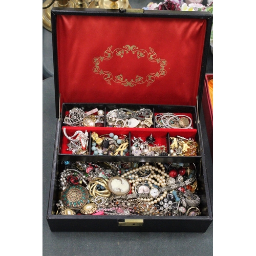 91 - A LARGE QUANTITY OF COSTUME JEWELLERY TO INCLUDE WATCHES, BROOCHES, BRACELETS, NECKLACES, EARRINGS, ... 