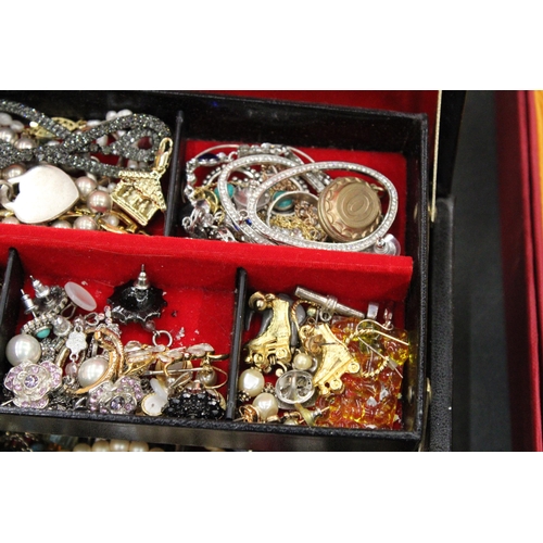 91 - A LARGE QUANTITY OF COSTUME JEWELLERY TO INCLUDE WATCHES, BROOCHES, BRACELETS, NECKLACES, EARRINGS, ... 