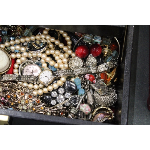 91 - A LARGE QUANTITY OF COSTUME JEWELLERY TO INCLUDE WATCHES, BROOCHES, BRACELETS, NECKLACES, EARRINGS, ... 