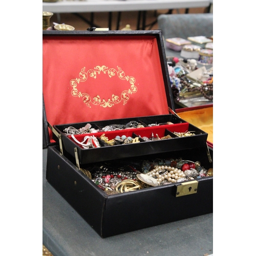 91 - A LARGE QUANTITY OF COSTUME JEWELLERY TO INCLUDE WATCHES, BROOCHES, BRACELETS, NECKLACES, EARRINGS, ... 