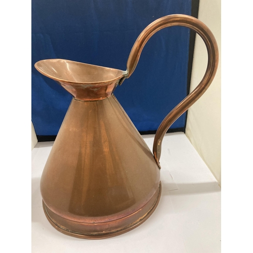 80 - A VINTAGE COPPER HAYSTACK JUG, HEIGHT 24CM