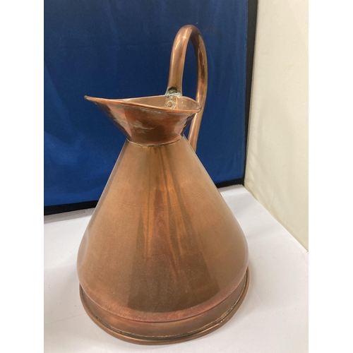 80 - A VINTAGE COPPER HAYSTACK JUG, HEIGHT 24CM