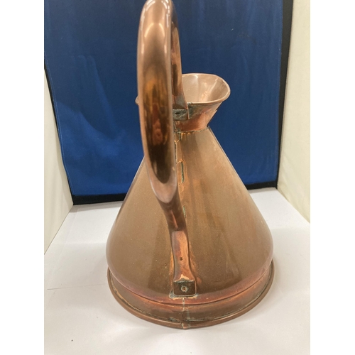 80 - A VINTAGE COPPER HAYSTACK JUG, HEIGHT 24CM