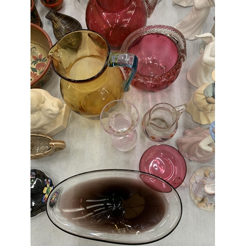 109 - A QUANTITY OF GLASSWARE TO INCLUDE CRANBERRY, JUGS, A BASKET BOWL, ART GLASS BOWL, DECANTERS, ETC