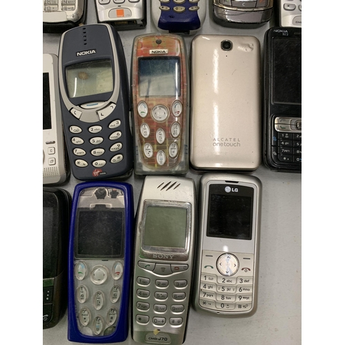 167 - A QUANTITY OF 22 VINTAGE MOBILE PHONES TO INCLUDE SAMSUNG, SONY ERICSSON, NOKIA ETC