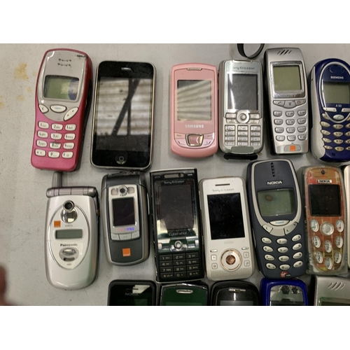 167 - A QUANTITY OF 22 VINTAGE MOBILE PHONES TO INCLUDE SAMSUNG, SONY ERICSSON, NOKIA ETC