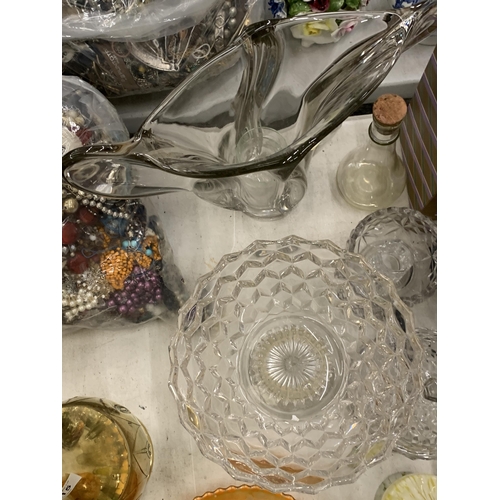 213 - A QUANTITY OF GLASSWARE TO INCLUDE A LARGE ART GLASS VASE, TEN ART DECO CANDLE HOLDERS, A LARGE FOOT... 