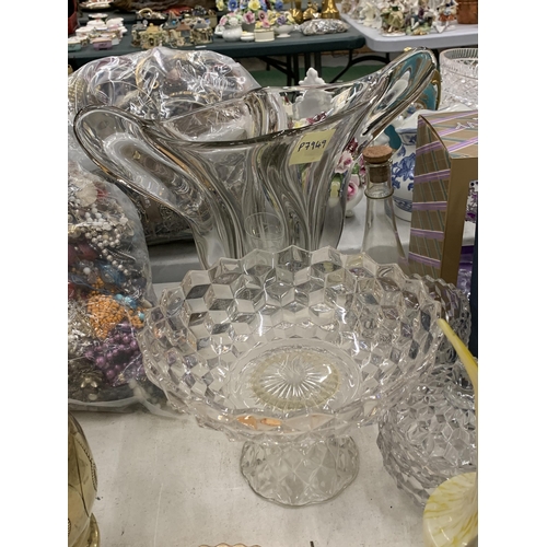 213 - A QUANTITY OF GLASSWARE TO INCLUDE A LARGE ART GLASS VASE, TEN ART DECO CANDLE HOLDERS, A LARGE FOOT... 