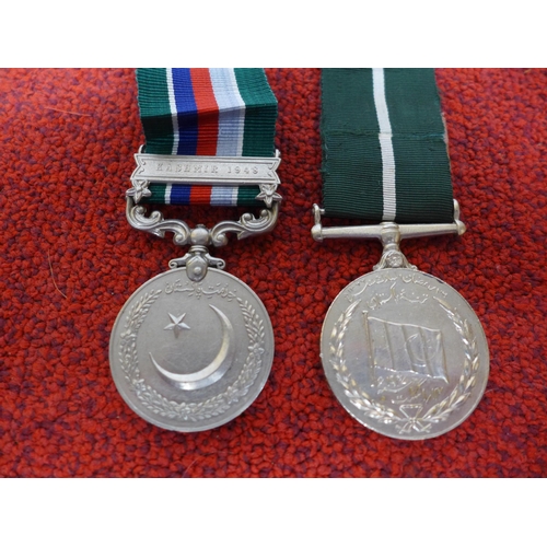 483 - A COMMONWEALTH INDEPENDENCE MEDAL FOR PAKISTAN, PAKISTAN MEDAL WITH KASHMIR 1948 BAR (2)