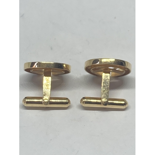 523 - A PAIR OF GOLDSMITHS MARKED 14 CARAT GOLD HORSESHEAD AND HORSE CUFFLINKS GROSS WEIGHT 9.5 GRAMS