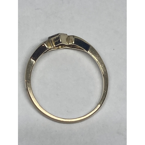 533 - A MARKED 14 CARAT GOLD RING WITH CENTRE SAPPHIRE WITH A DIAMOND EACH SIDE SIZE M GROSS WEIGHT 1.77 G... 