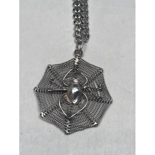 547 - A MARKED SILVER NECKLACE AND SPIDER WEB PENDANT IN A PRESENTAION BOX