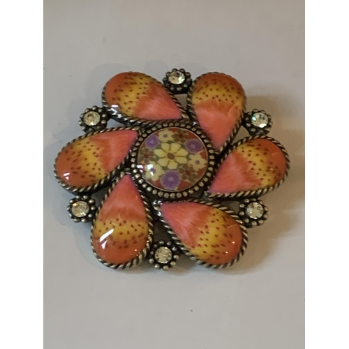 572 - A VINTAGE CORAL BROOCH