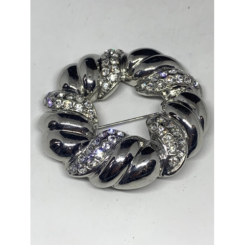 573 - A CRYSTAL WREATH BROOCH