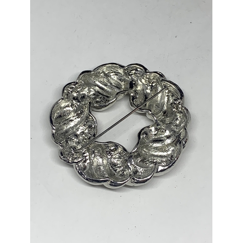 573 - A CRYSTAL WREATH BROOCH