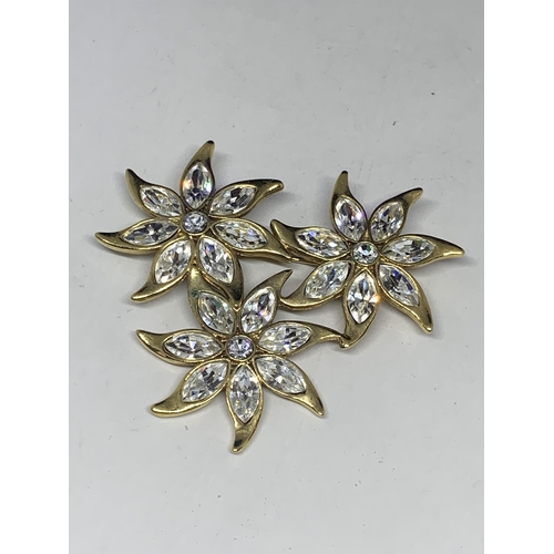 574 - A YELLOW METAL AND RHINESTONE FLOWER DESIGN BROOCH