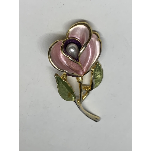 576 - TWO VINTAGE ENAMEL BROOCHES TO INCLUDE A PINK ROSE AND PEARL AND AN ORCHID