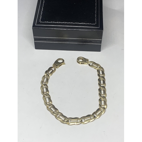 588 - A 9 CARAT GOLD FLAT LINK WRIST CHAIN GROSS WEIGHT 10.15 GRAMS