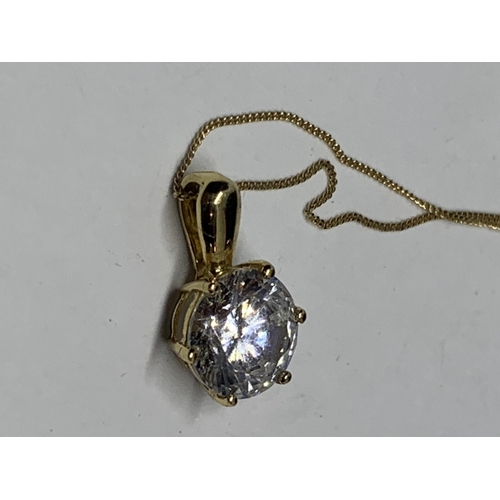 594 - AN 18 CARAT GOLD NECLACE WITH CLEAR STONE PENDANT IN A PRESENTATION BOX