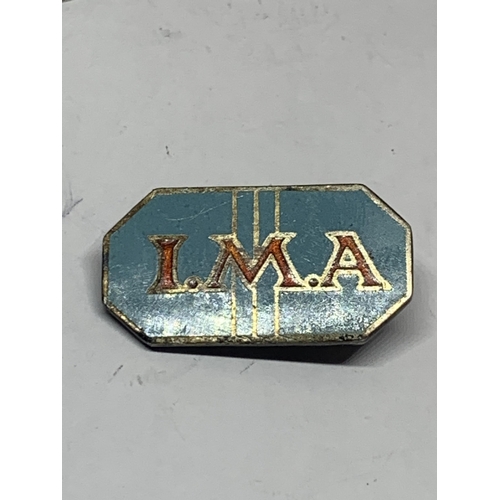 603 - THREE MARKED SILVER ITEMS TO INCLUDE AN ENAMEL I.M.A BADGE, A THIMBLE AND A HALLMARKED BIRMINGHAM SI... 