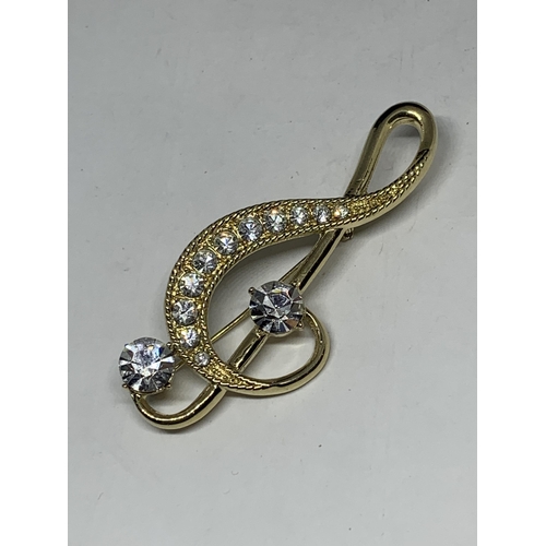 619 - A VINTAGE CLEAR STONE TREBLE CLEF PIN BROOCH