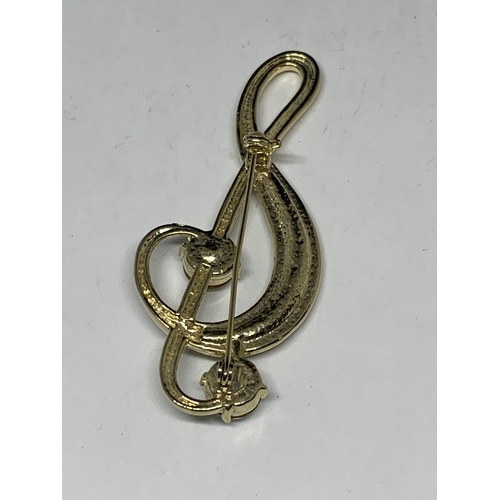 619 - A VINTAGE CLEAR STONE TREBLE CLEF PIN BROOCH