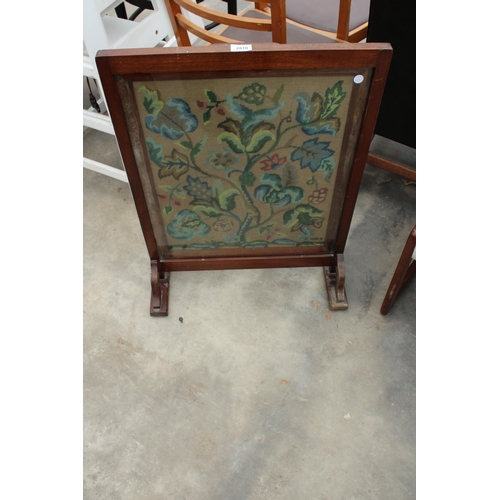 2810 - AN EDWARDIAN MAHOGANY FIRESCREEN WITH WOOLWORK PANEL