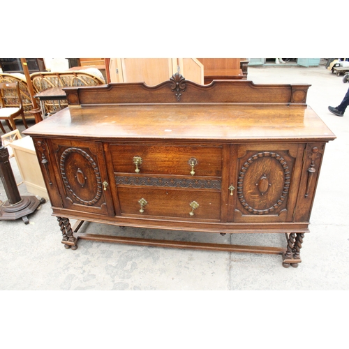 2842 - AN EARLY 20TH CENTURY OAK SIDEBOARD WITH RAISED BACK, TWO CUPBOARDS, TWO DRAWERS, THREE BARLEY-TWIST... 