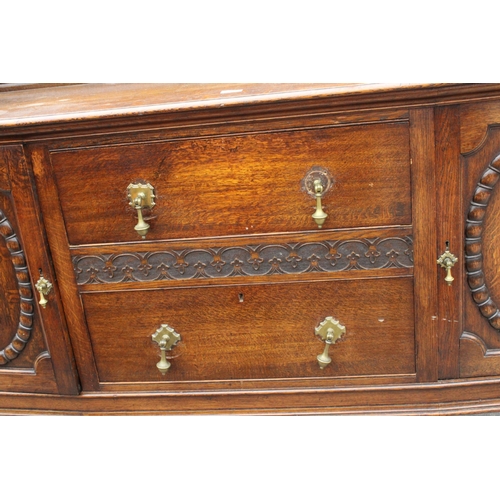 2842 - AN EARLY 20TH CENTURY OAK SIDEBOARD WITH RAISED BACK, TWO CUPBOARDS, TWO DRAWERS, THREE BARLEY-TWIST... 