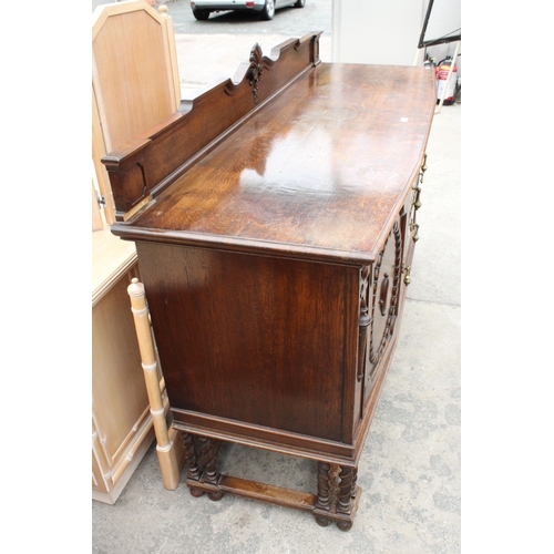 2842 - AN EARLY 20TH CENTURY OAK SIDEBOARD WITH RAISED BACK, TWO CUPBOARDS, TWO DRAWERS, THREE BARLEY-TWIST... 