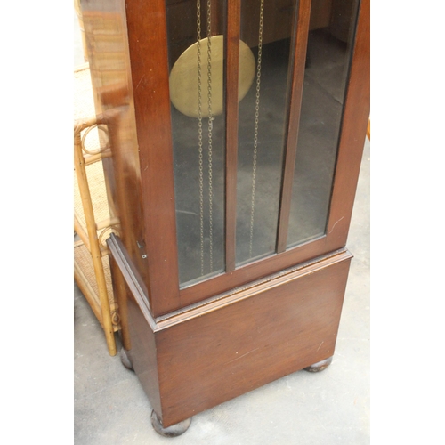 2873 - AN EARLY 20TH CENTURY MAHOGANY HALL LONGCASE CLOCK WITH THREE WEIGHTS, GLAZED DOOR AND ROMAN NUMERAL... 