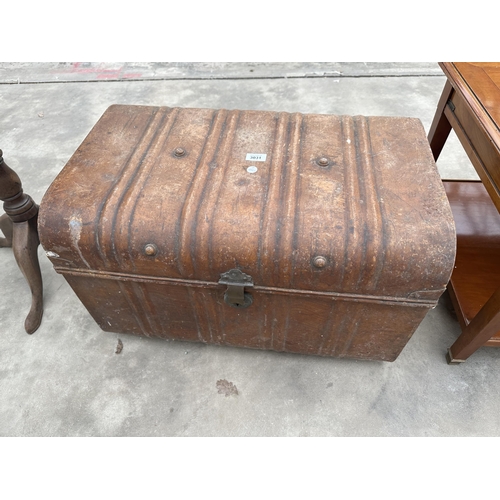 3031 - AN EDWARDIAN METALWARE TRAVELLING TRUNK