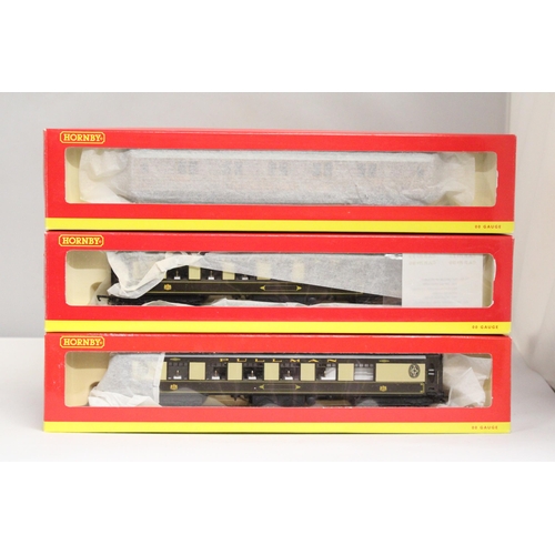 304 - THREE OO GAUGE HORNBY CARRIAGES TO INCLUDE A LNER SLEEPER COACH, A PULLMAN 1ST CLASS PARLOUR CARRIAG... 