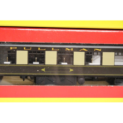 304 - THREE OO GAUGE HORNBY CARRIAGES TO INCLUDE A LNER SLEEPER COACH, A PULLMAN 1ST CLASS PARLOUR CARRIAG... 