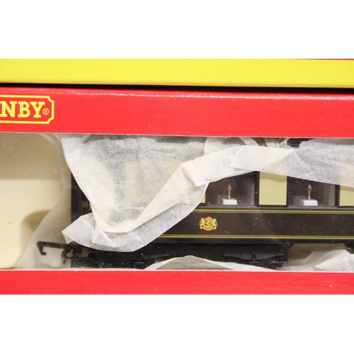 304 - THREE OO GAUGE HORNBY CARRIAGES TO INCLUDE A LNER SLEEPER COACH, A PULLMAN 1ST CLASS PARLOUR CARRIAG... 