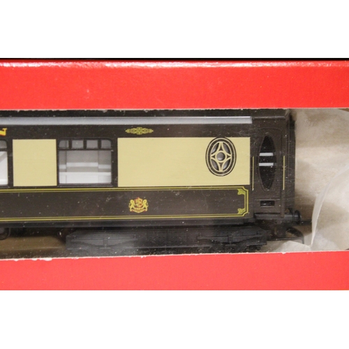 304 - THREE OO GAUGE HORNBY CARRIAGES TO INCLUDE A LNER SLEEPER COACH, A PULLMAN 1ST CLASS PARLOUR CARRIAG... 