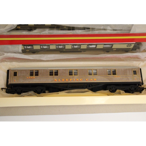 304 - THREE OO GAUGE HORNBY CARRIAGES TO INCLUDE A LNER SLEEPER COACH, A PULLMAN 1ST CLASS PARLOUR CARRIAG... 