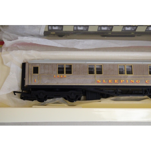 304 - THREE OO GAUGE HORNBY CARRIAGES TO INCLUDE A LNER SLEEPER COACH, A PULLMAN 1ST CLASS PARLOUR CARRIAG... 