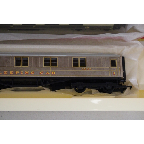 304 - THREE OO GAUGE HORNBY CARRIAGES TO INCLUDE A LNER SLEEPER COACH, A PULLMAN 1ST CLASS PARLOUR CARRIAG... 